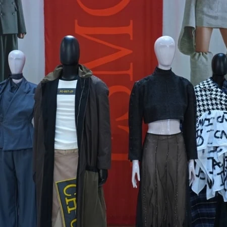Vitrine de mannequins mode contemporaine : tailleurs, superpositions utilitaires et pièces déstructurées.