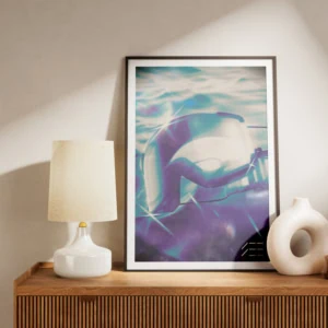 Portrait dune jeune personne aux écouteurs, souriante dans un bureau technologique.