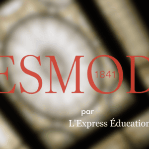 Logo ESMOD 1841 rouge-orange sur fond architectural flou, école de mode.