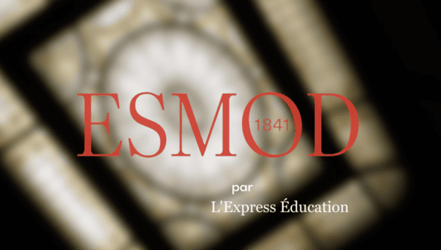 Logo ESMOD 1841 rouge-orange sur fond architectural flou, école de mode.