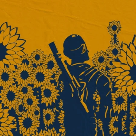 Objectif Canon EF en gros plan sur boîtier reflex, bague rouge L, mains visibles.