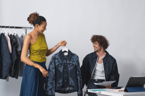 Présentation dune veste denim imprimée par deux créateurs en atelier de stylisme.