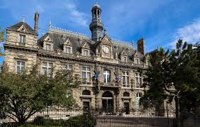 Pantin marionnette en bois coloré vintage, jouet artisanal décoratif.