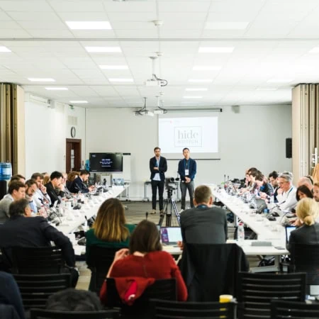 Conférence biotech en salle : participants, présentateurs, présentations et enregistrement vidéo.