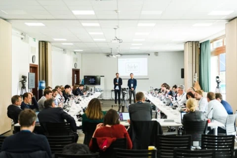 Conférence biotech en salle : participants, présentateurs, présentations et enregistrement vidéo.