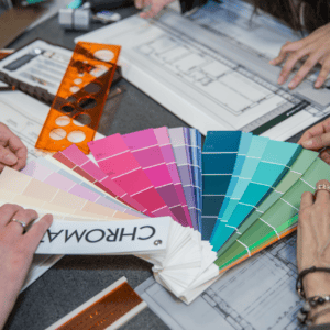 Échantillons de couleurs et plans d’architecte, nuanciers et mains en collaboration.
