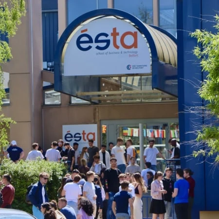 Entrée école de business et technologie Ésta Belfort, étudiants rassemblés devant le campus.