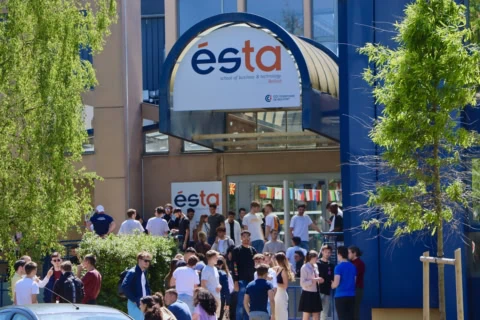 Entrée école de business et technologie Ésta Belfort, étudiants rassemblés devant le campus.