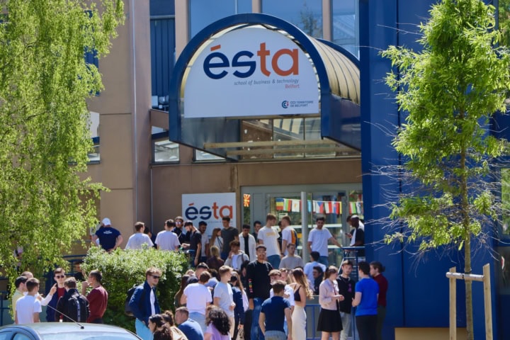 Entrée école de business et technologie Ésta Belfort, étudiants rassemblés devant le campus.
