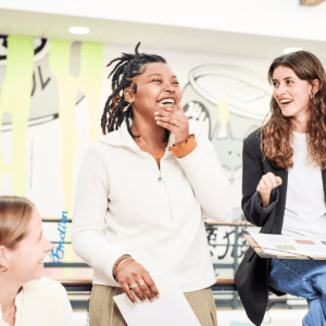 Équipe créative de femmes riant lors dun atelier de design et brainstorming.