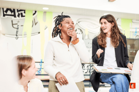 Équipe créative de femmes riant lors dun atelier de design et brainstorming.