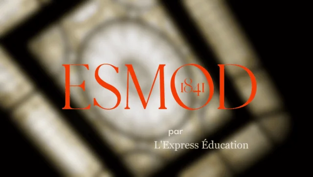 Logo ESMOD 1841 rouge-orange sur fond architectural flou, école de mode.