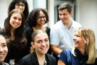 Groupe détudiants et jeunes professionnels souriants pour brochure ESTA 2025, mai 2025.