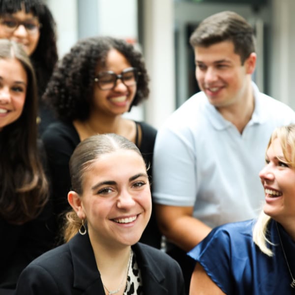 Groupe détudiants et jeunes professionnels souriants pour brochure ESTA 2025, mai 2025.