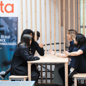 Étudiants en discussion autour dune table en bois dans un espace de travail collaboratif scolaire.