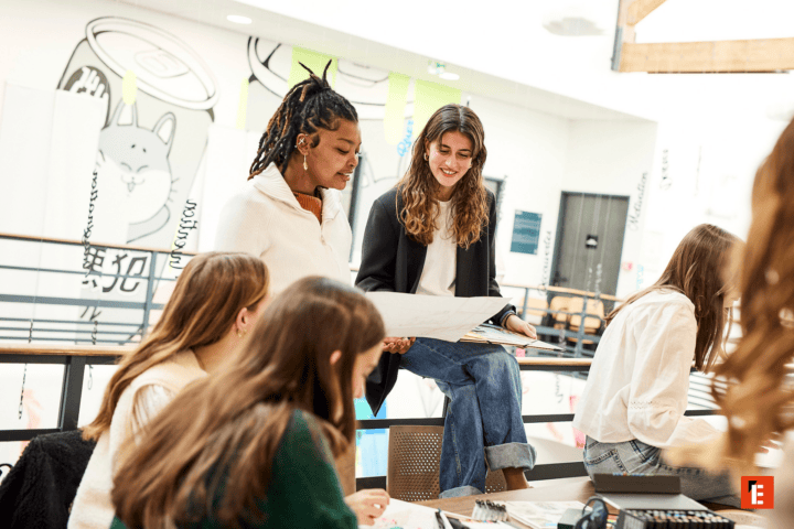 Étudiants en atelier créatif autour dune table, brainstorming et dessins dans un espace de coworking.