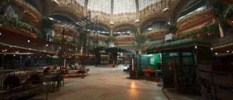 Marché couvert sous dôme de verre, galeries, étals et échafaudages.