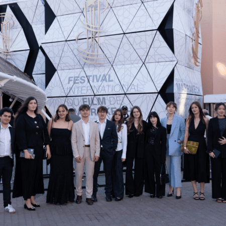 Groupe de célébrités au Festival du Cinéma de Marrakech, tapis rouge et photo officielle.