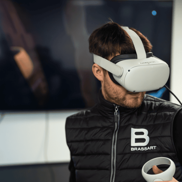 Homme portant casque de réalité virtuelle blanc et manette, immersion VR.
