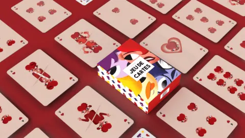 Jeu de cartes personnalisé cœurs avec illustrations, cartes à jouer design et boîte colorée.