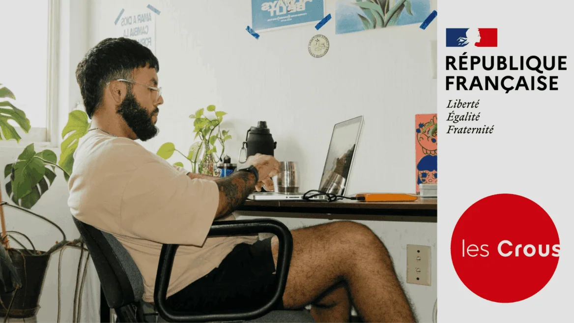 Jeune homme étudiant au bureau avec ordinateur portable, plantes et affiche Crous.