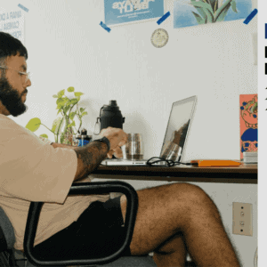 Jeune homme étudiant au bureau avec ordinateur portable, plantes et affiche Crous.