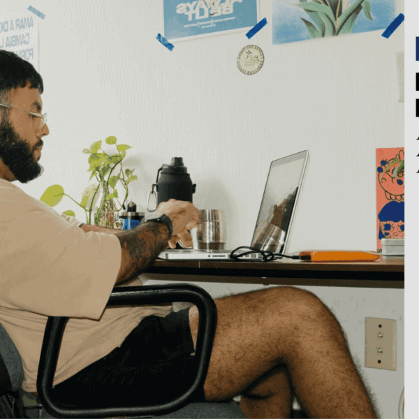 Jeune homme étudiant au bureau avec ordinateur portable, plantes et affiche Crous.