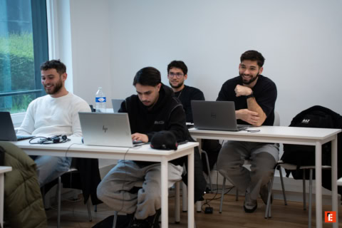 Jeunes étudiants en salle détude travaillant sur ordinateurs à la lumière naturelle.