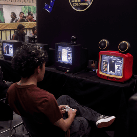 Joueur concentré sur écrans CRT jouant à Tetris rétro lors dun tournoi gaming.