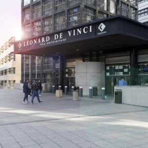Léonard de Vinci - entrée du pôle universitaire, façade moderne et parvis.