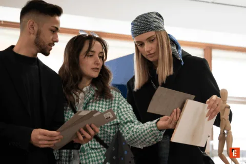 Équipe de designers examinant échantillons de matériaux, textures et couleurs en showroom.