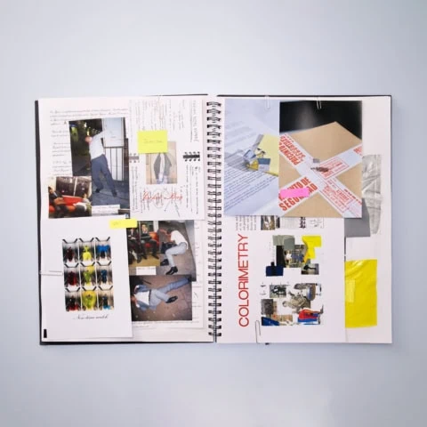 Moodboard carnet à spirale, collage de photos, notes manuscrites et touches colorées.