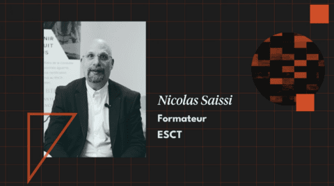 Portrait interview homme entreprise en noir et blanc, cadre professionnel, chemise blanche et blazer.