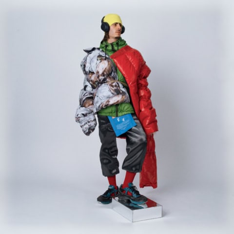 Lookbook mode : mannequin en doudoune colorée, bonnet jaune, casque, pochette bleue, baskets massives.