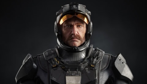 Portrait de vétéran en casque et armure, visière orange et visage marqué.