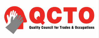 Logo QCTO rouge avec mains superposées, Conseil qualité pour métiers et occupations.
