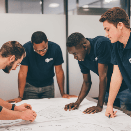 Réunion darchitectes autour de plans de projet architectural.