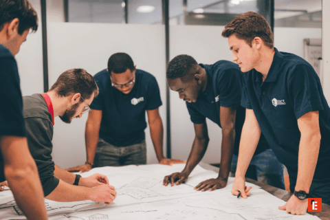 Réunion darchitectes autour de plans de projet architectural.