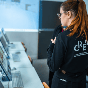 Salle informatique datelier design, étudiant en école darchitecture près dordinateurs.