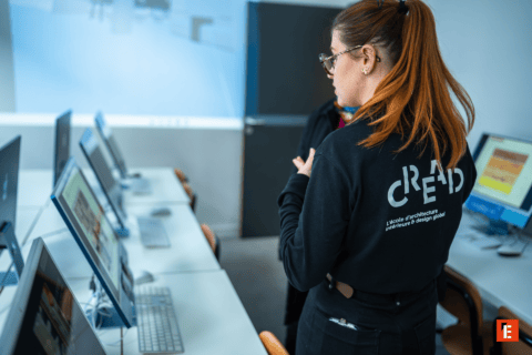 Salle informatique datelier design, étudiant en école darchitecture près dordinateurs.