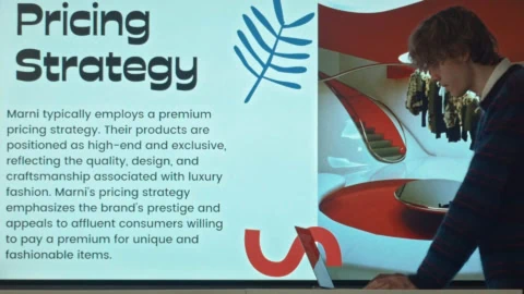 Stratégie de prix Marni luxe : présentation branding mode, personne sur ordinateur.