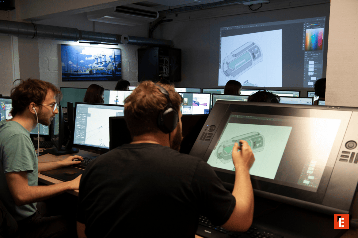 Studio créatif collaboratif avec tablettes graphiques, écrans et projection de dessin numérique.