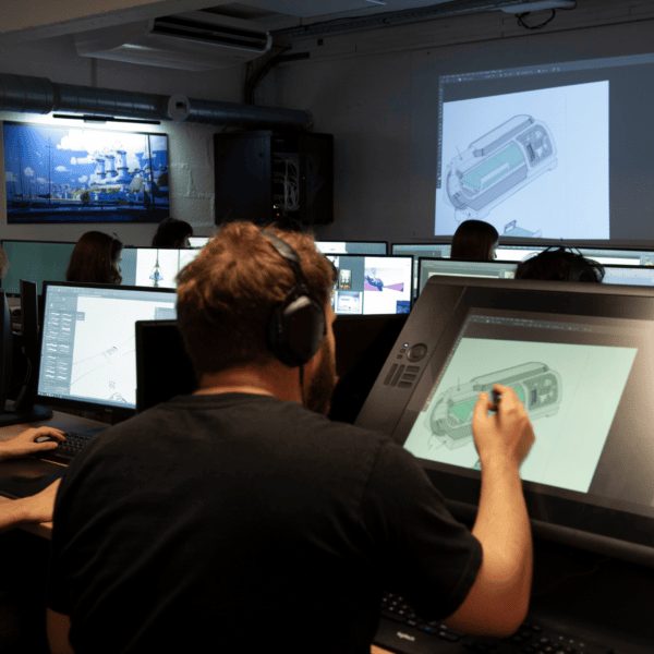 Studio créatif collaboratif avec tablettes graphiques, écrans et projection de dessin numérique.