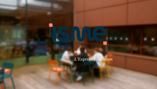 Logo isme par LExpress Éducation sur fond flou despace collaboratif étudiant moderne.