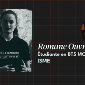 Jeune portrait souriant en t‑shirt «LA BEAUJOIRE», micro‑cravate, fond jaune et bleu.