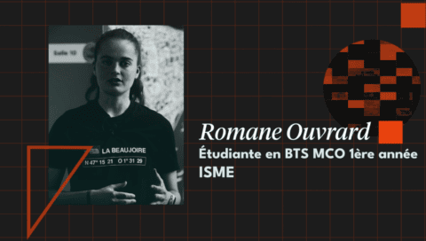 Jeune portrait souriant en t‑shirt «LA BEAUJOIRE», micro‑cravate, fond jaune et bleu.