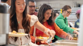 Buffet self-service en cantine, personnes choisissant plats chauds, salades et fritures.