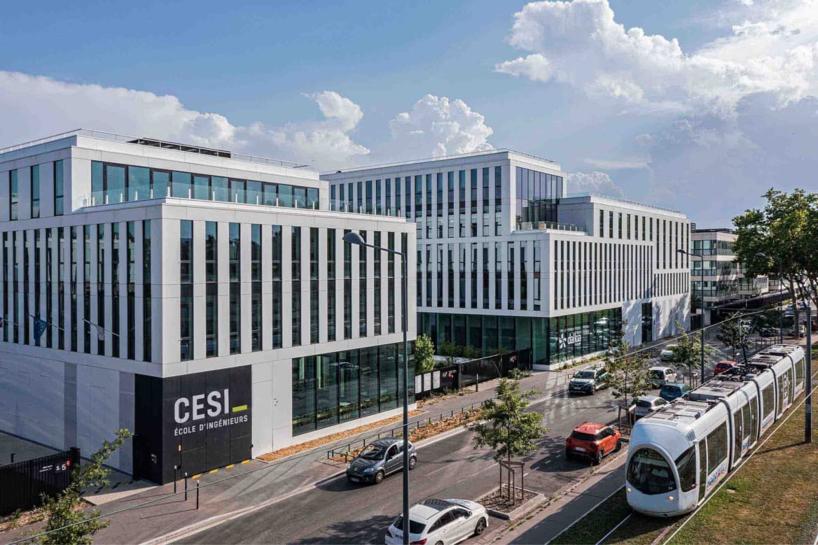 Façade moderniste de lécole dingénieurs CESI avec tramway et ciel bleu.