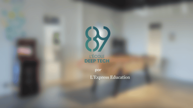Logo de lÉcole Deep Tech par LExpress Education sur fond despace de travail flou.