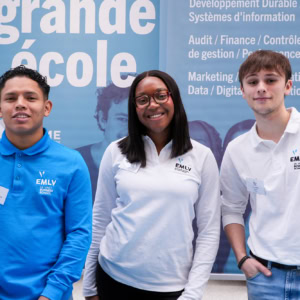 Équipe au stand de promotion dune grande école, étudiants en marketing, finance et digital.